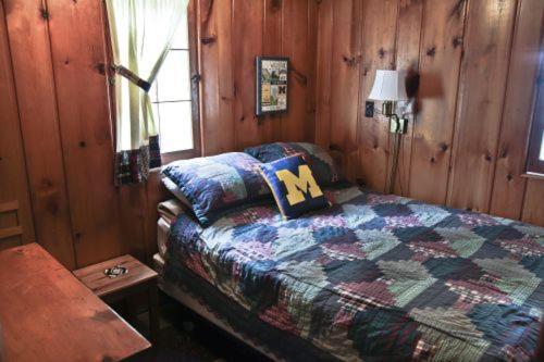 Cabin #2 - M Den Cabin Carp Lake Экстерьер фото