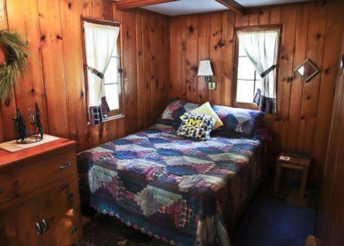 Cabin #2 - M Den Cabin Carp Lake Экстерьер фото